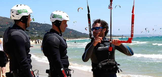  três homens prontos para kitesurf